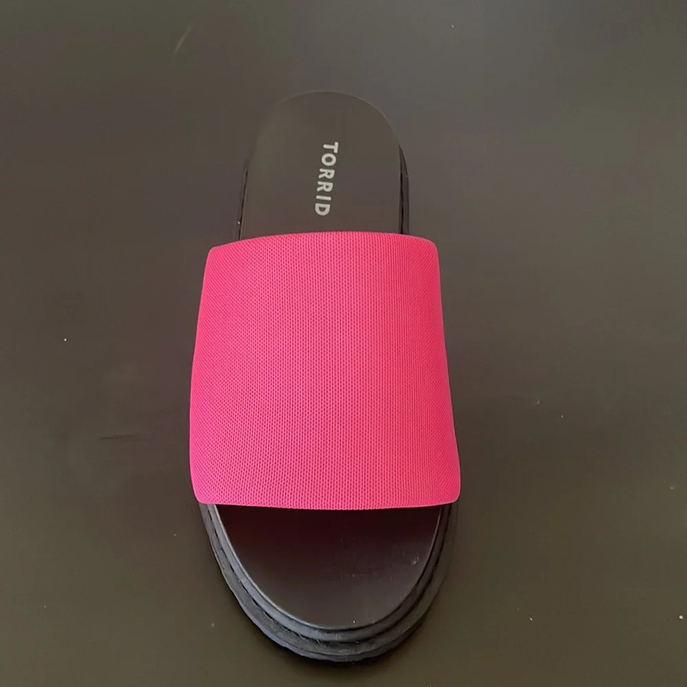 NWT Torrid Neon Pink Chunky Slides. Size 7 (runs very wide) - Picture 3 of 5